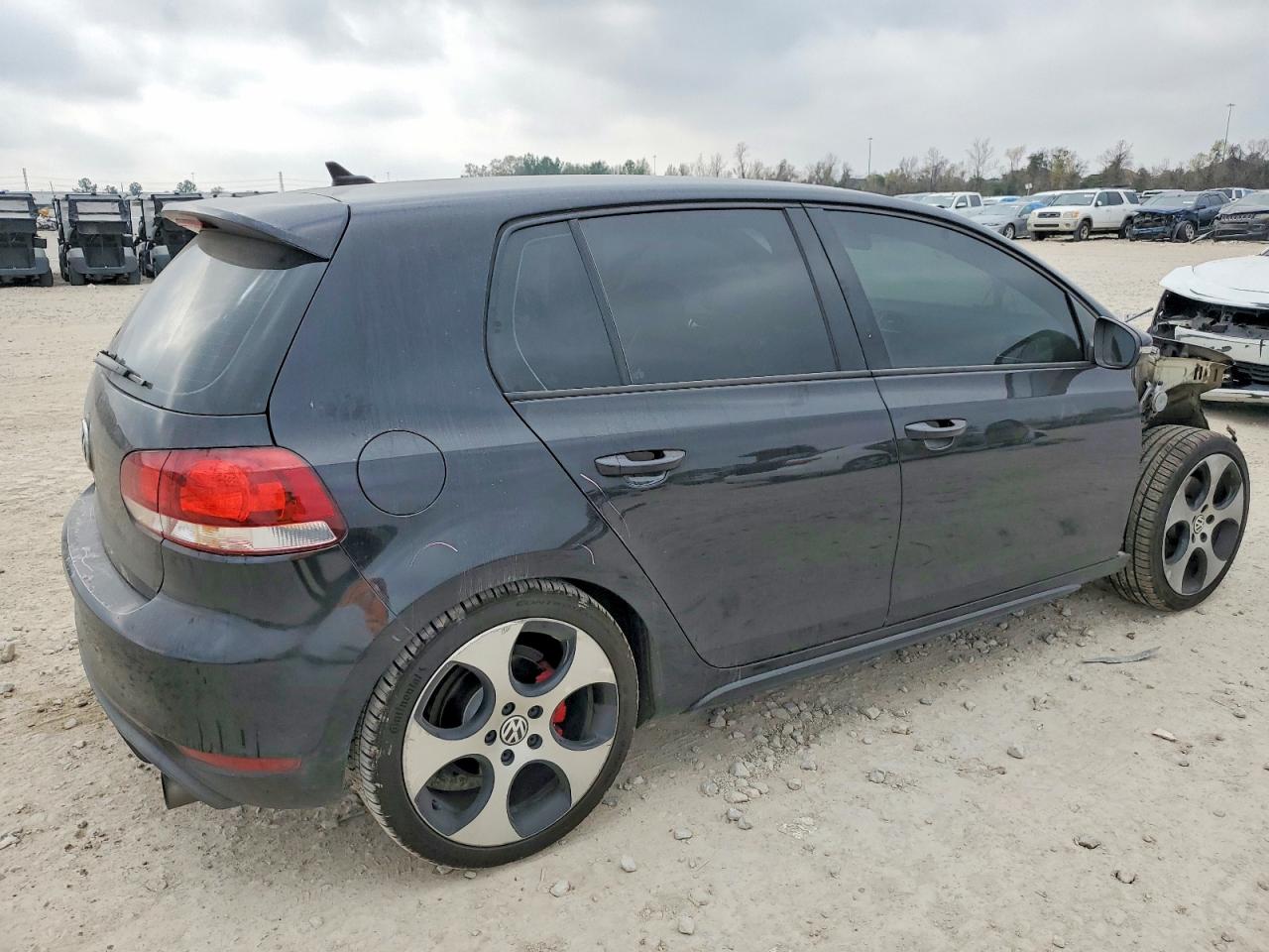 2011 VOLKSWAGEN GTI photo 3