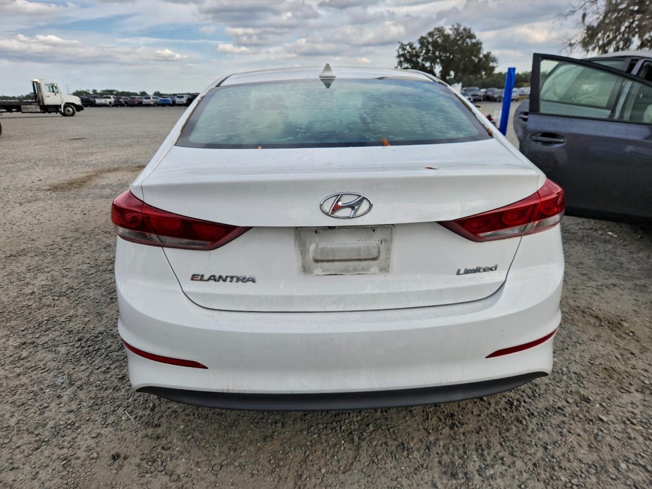 2017 HYUNDAI ELANTRA SE photo 6