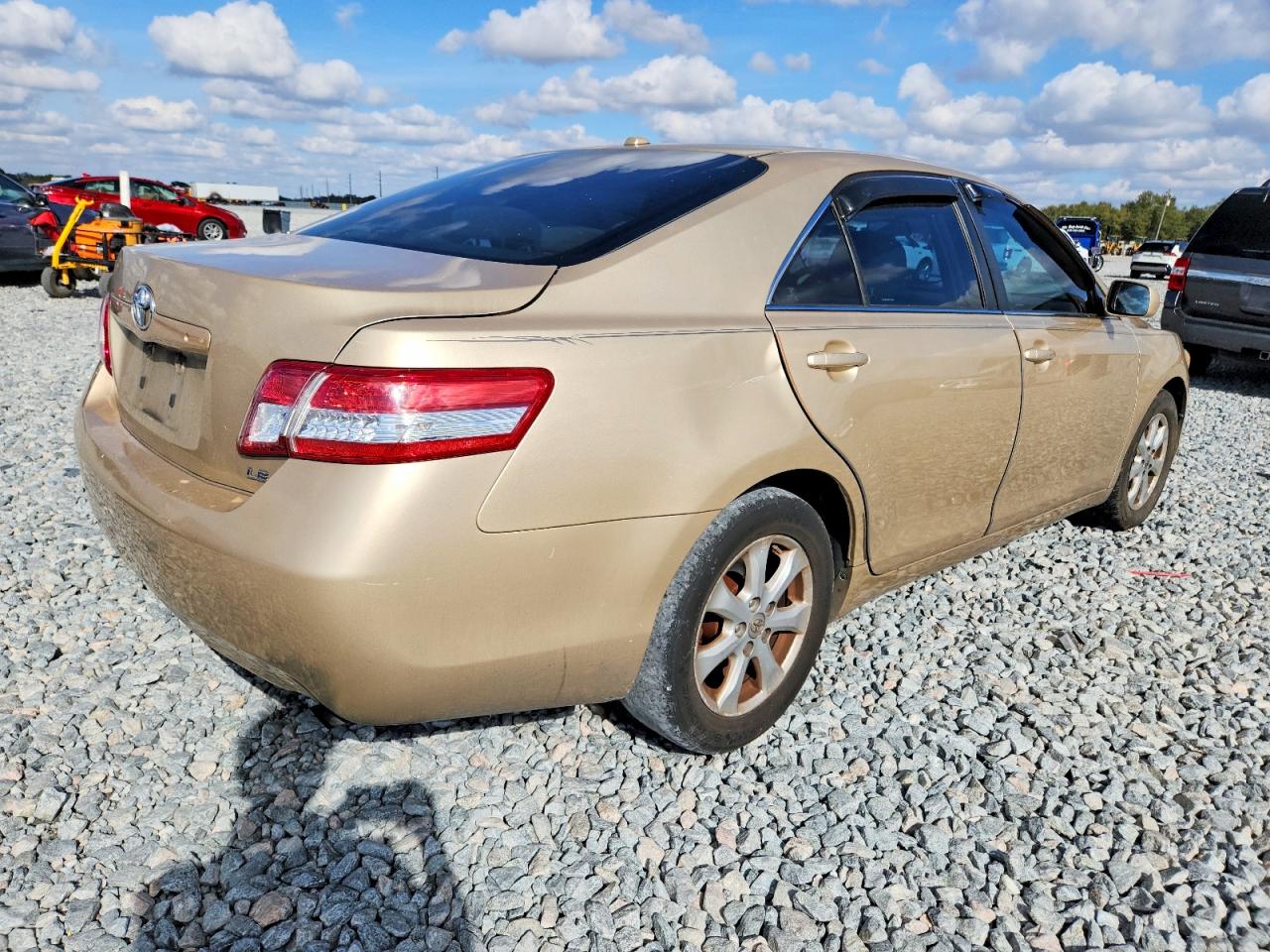 2011 TOYOTA CAMRY BASE photo 3