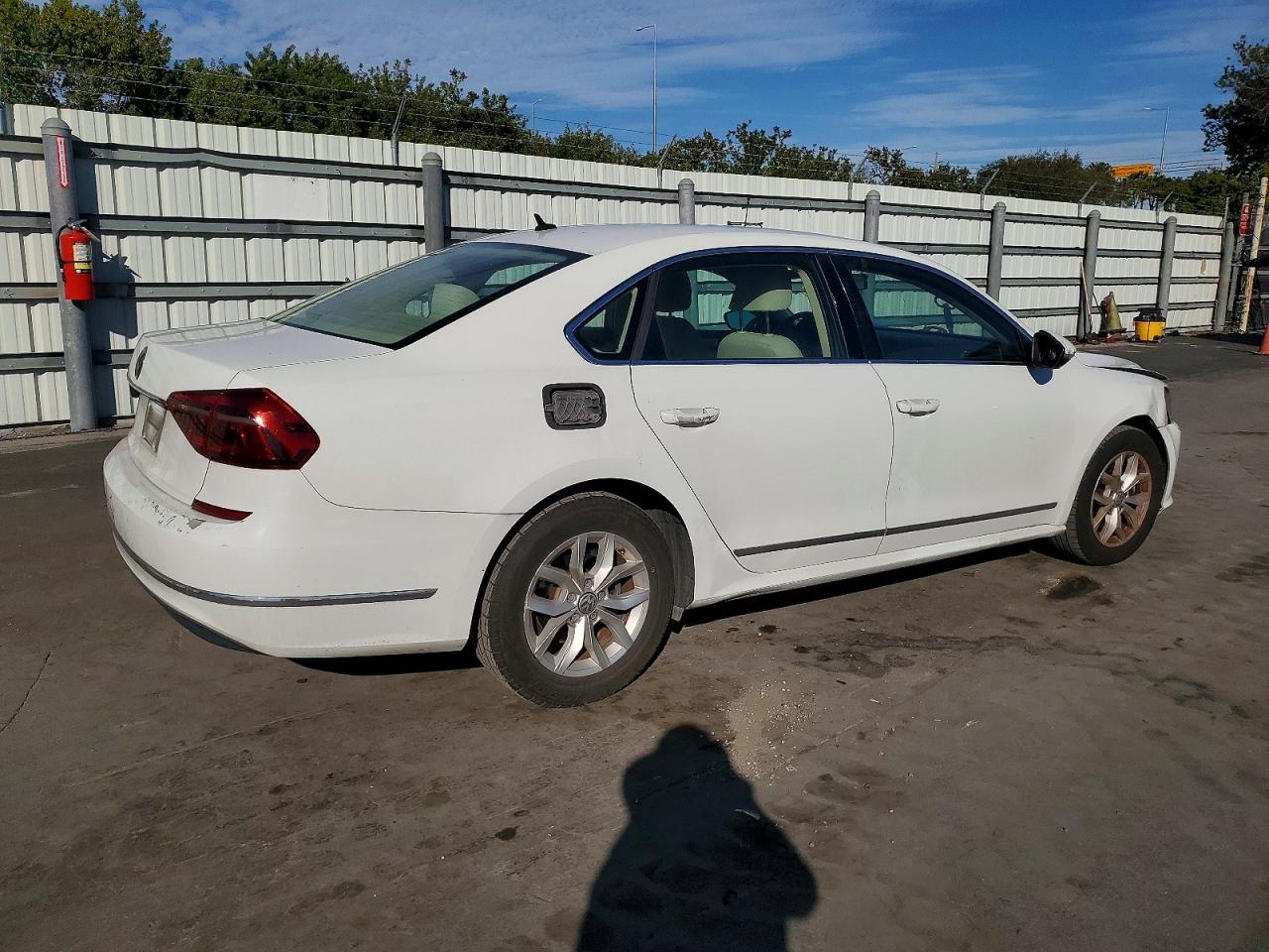 2017 VOLKSWAGEN PASSAT S photo 3