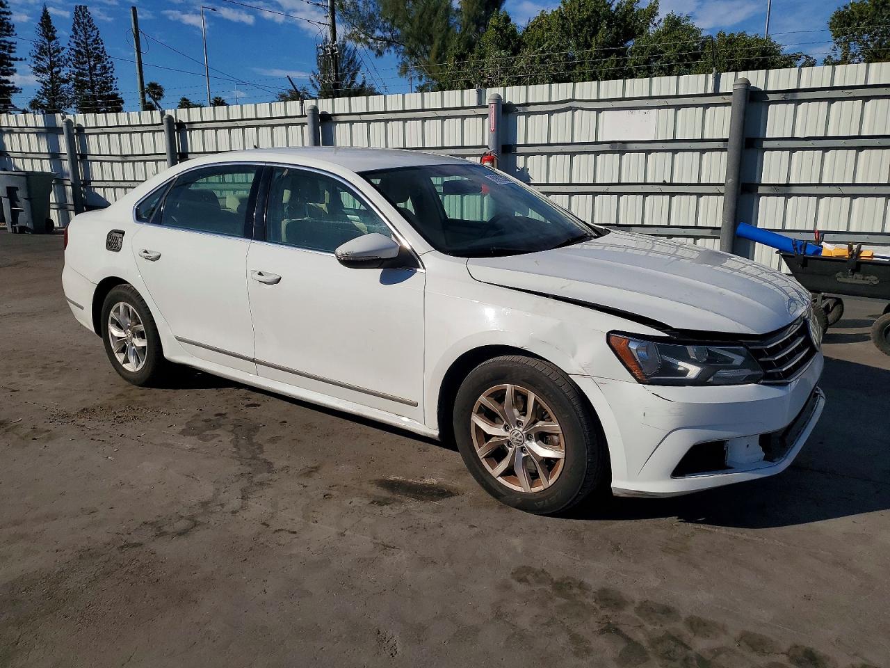 2017 VOLKSWAGEN PASSAT S photo 4