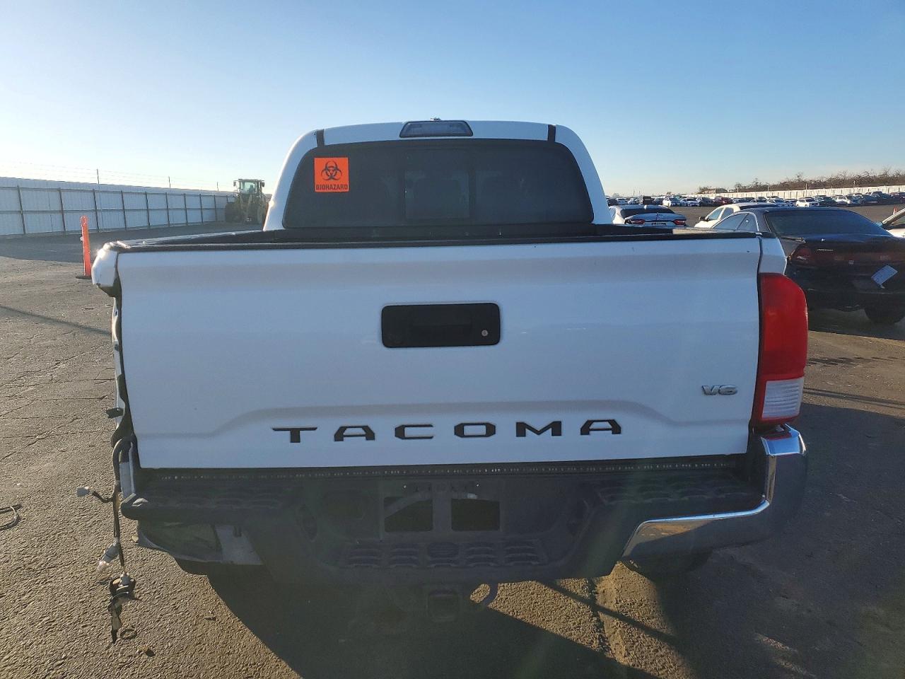 2017 TOYOTA TACOMA DOUBLE CAB photo 6
