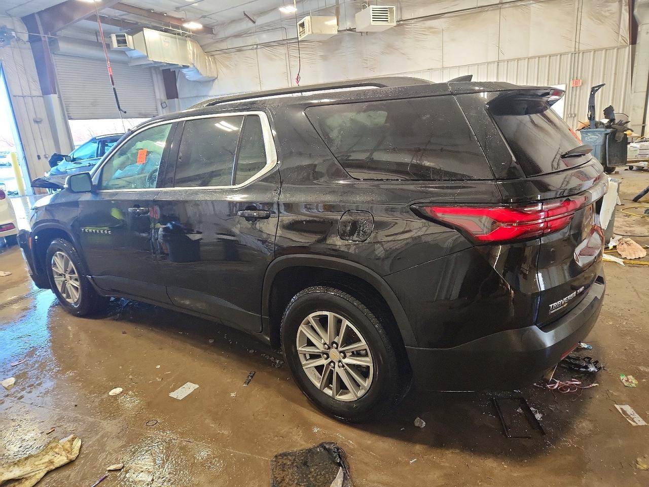 2023 CHEVROLET TRAVERSE LT photo 2