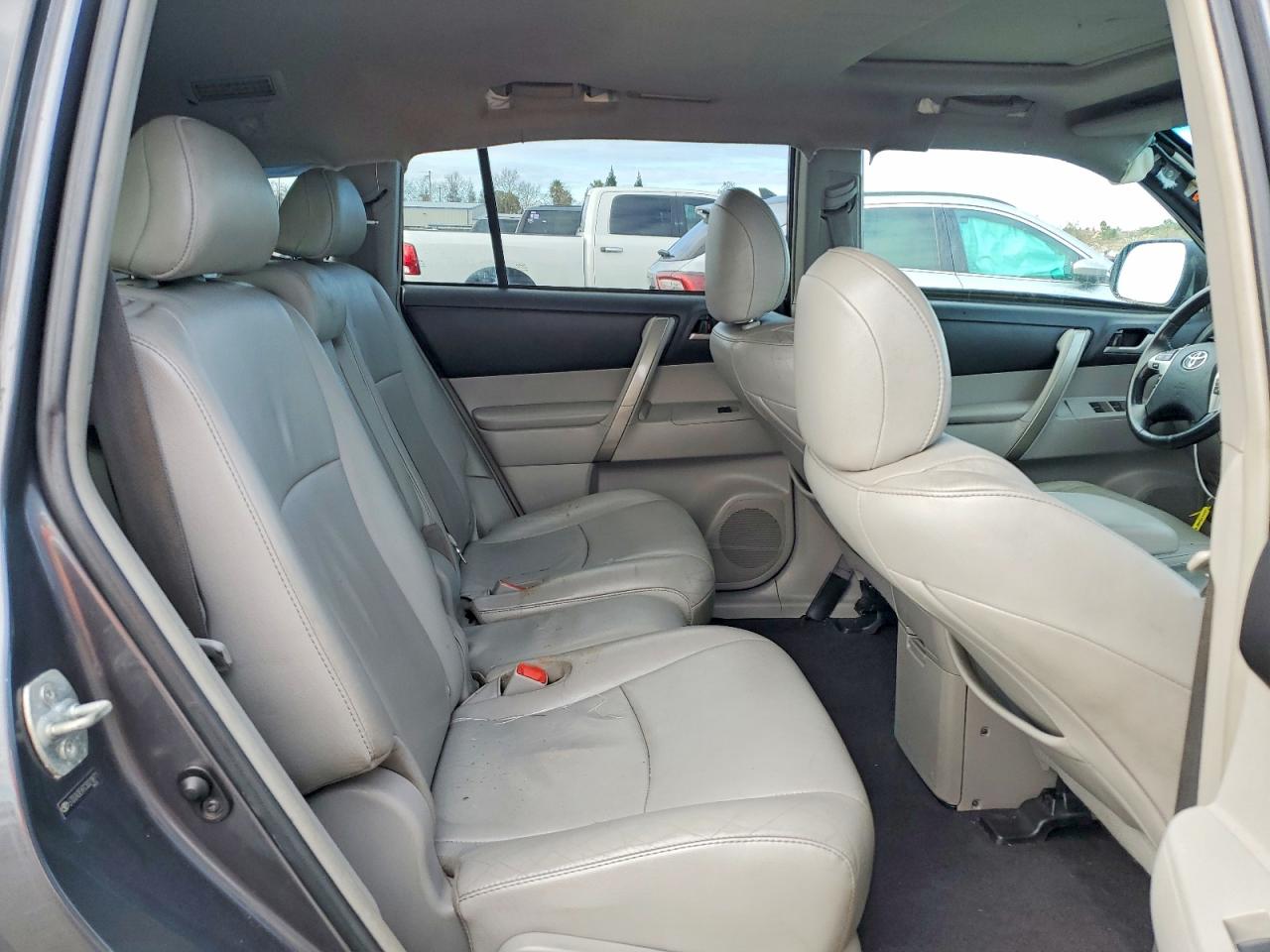 2012 TOYOTA HIGHLANDER BASE photo 11