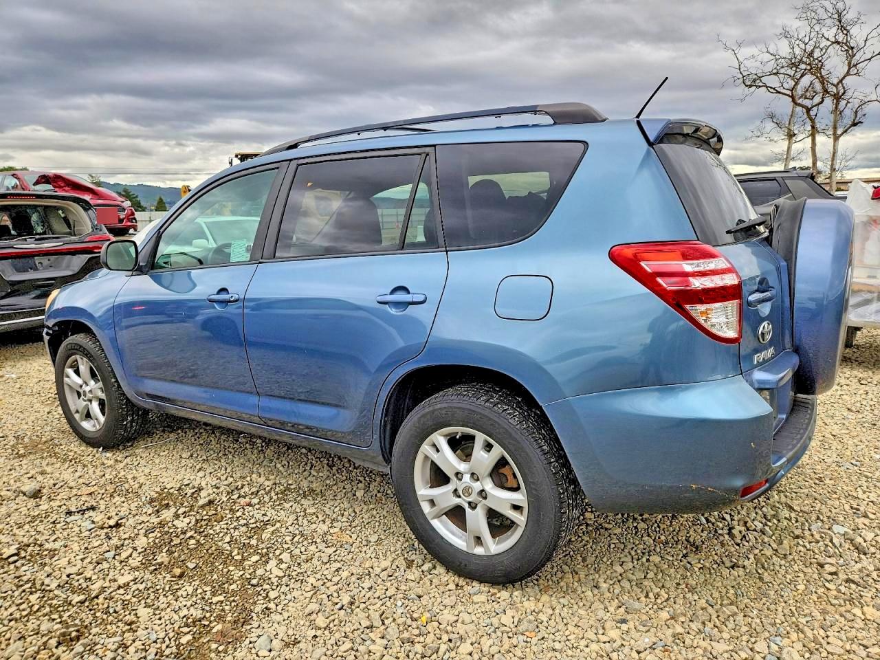 2012 TOYOTA RAV4 photo 2