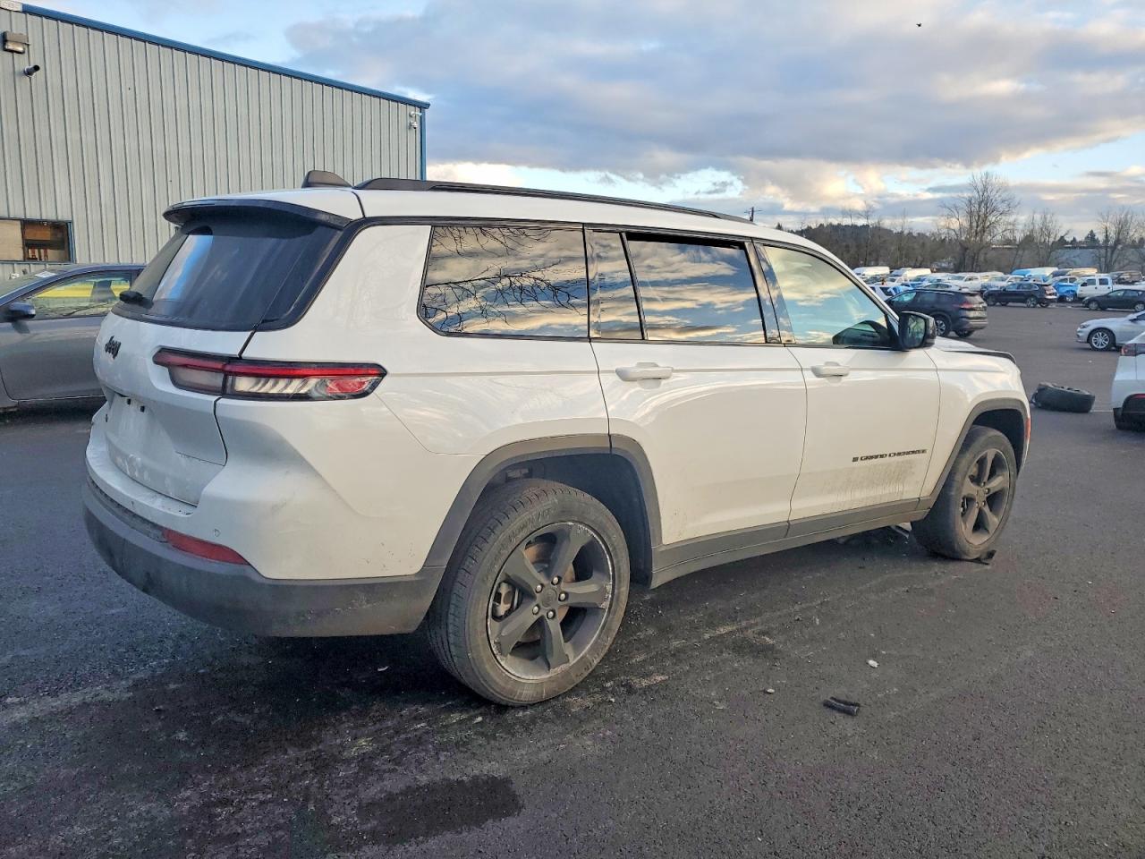 2023 JEEP GRAND CHEROKEE L LAREDO photo 3