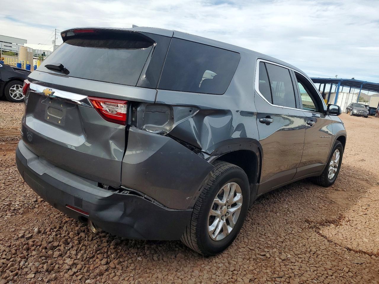 2019 CHEVROLET TRAVERSE LS photo 3