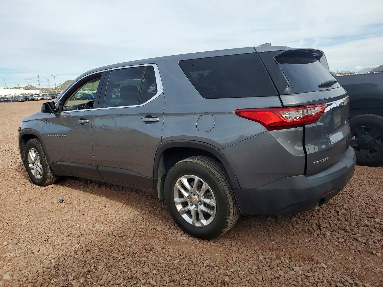 2019 CHEVROLET TRAVERSE LS photo 2