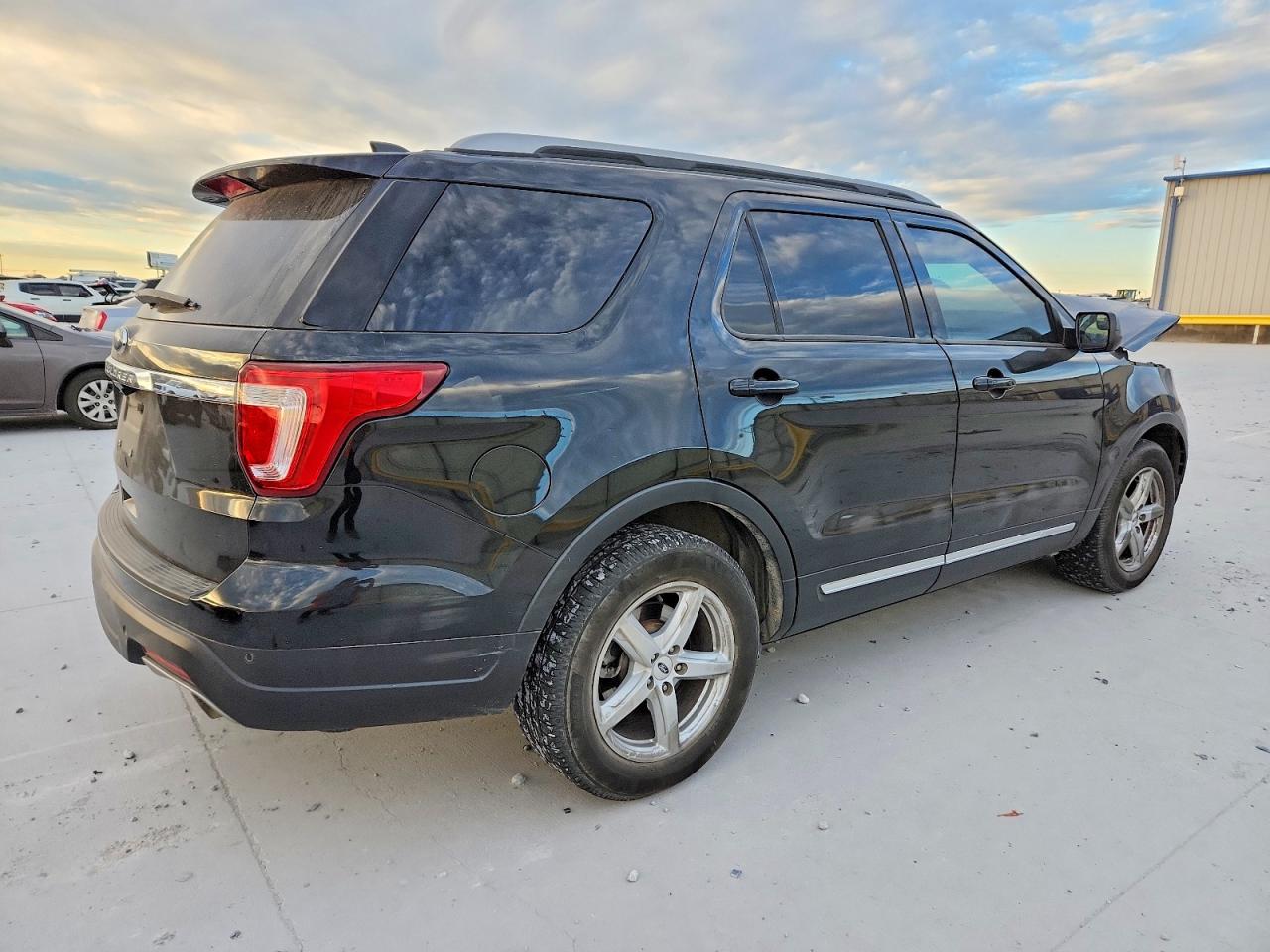 2018 FORD EXPLORER XLT photo 3