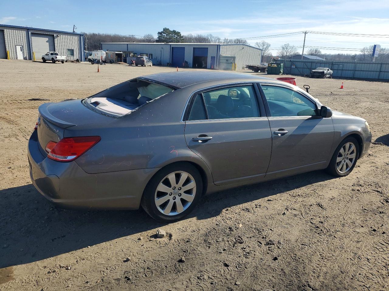 2005 TOYOTA AVALON XL photo 3