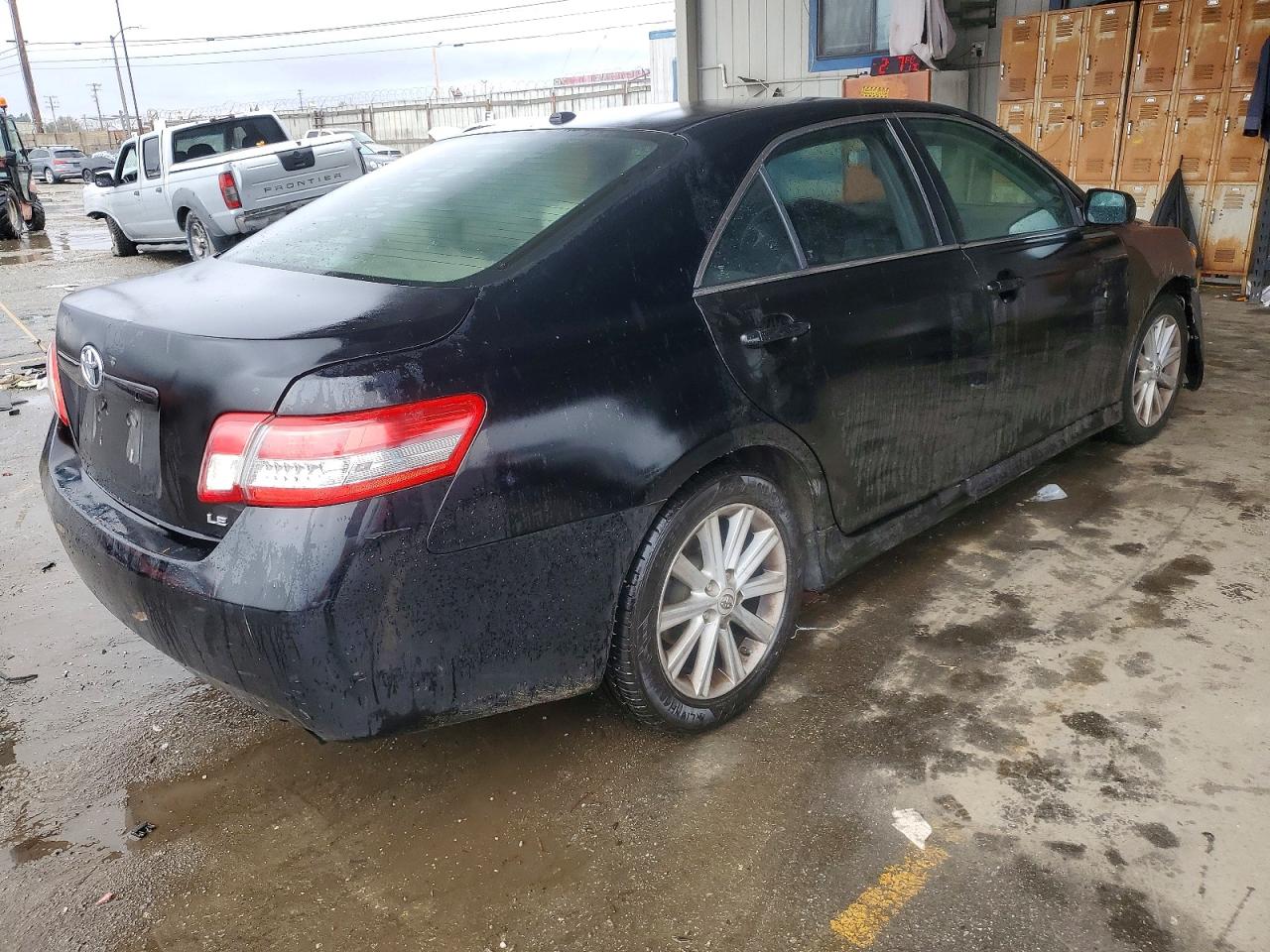 2011 TOYOTA CAMRY BASE photo 3