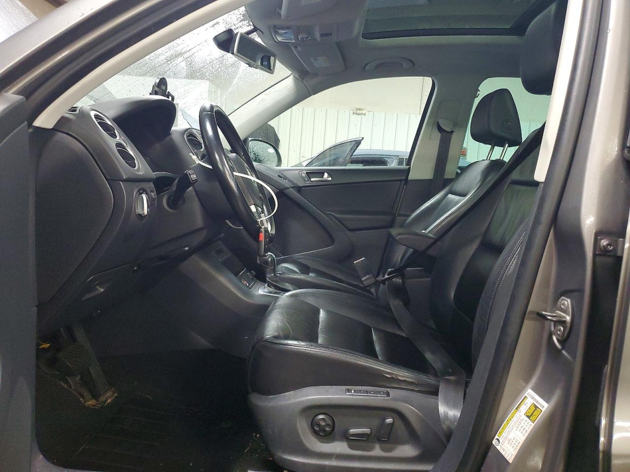 2011 VOLKSWAGEN TIGUAN S photo 7