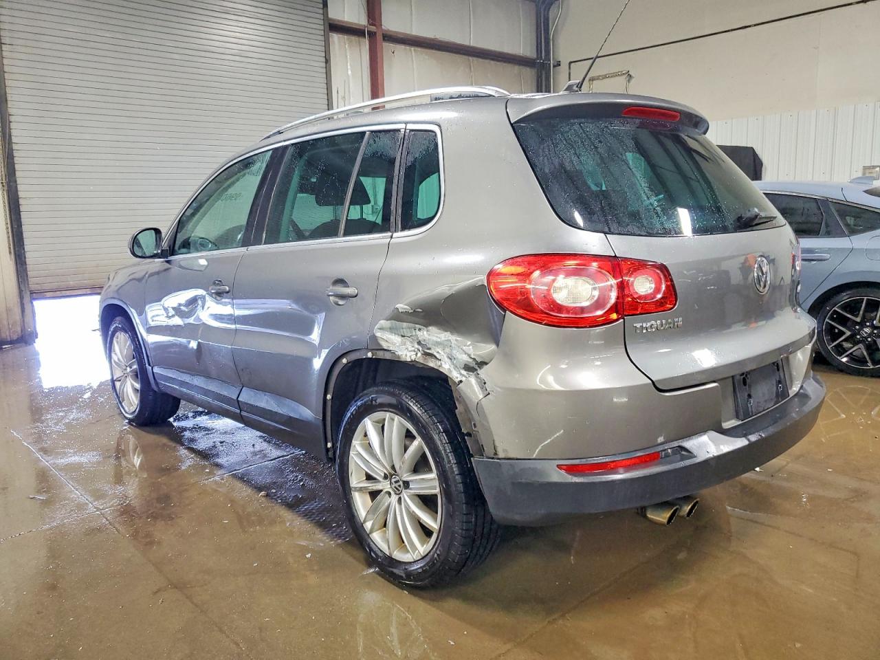 2011 VOLKSWAGEN TIGUAN S photo 2