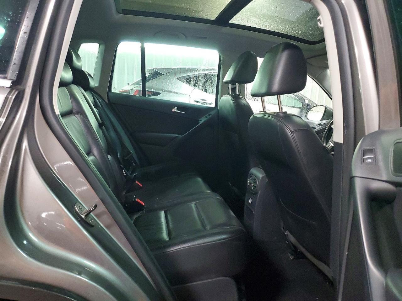 2011 VOLKSWAGEN TIGUAN S photo 10