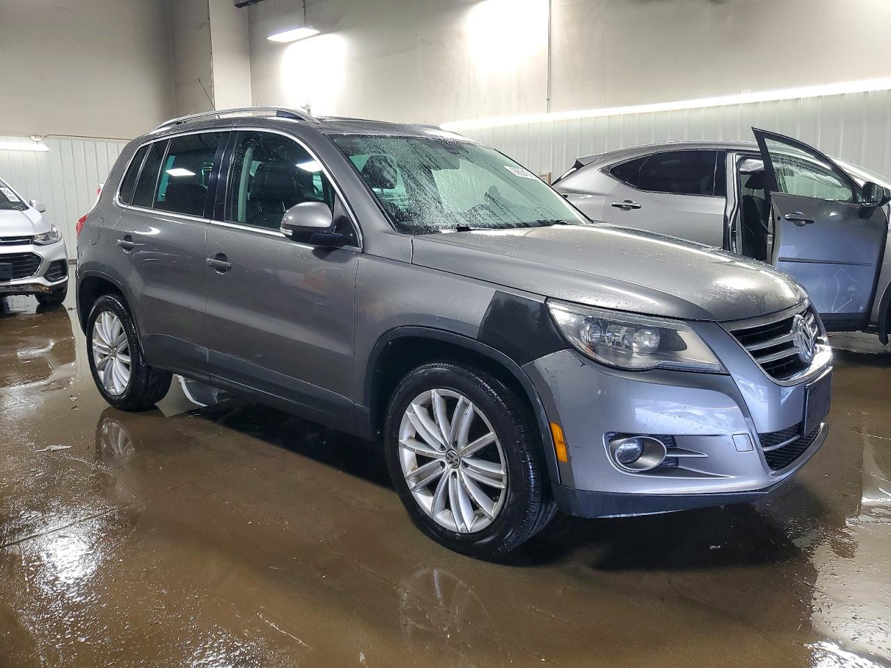 2011 VOLKSWAGEN TIGUAN S photo 4