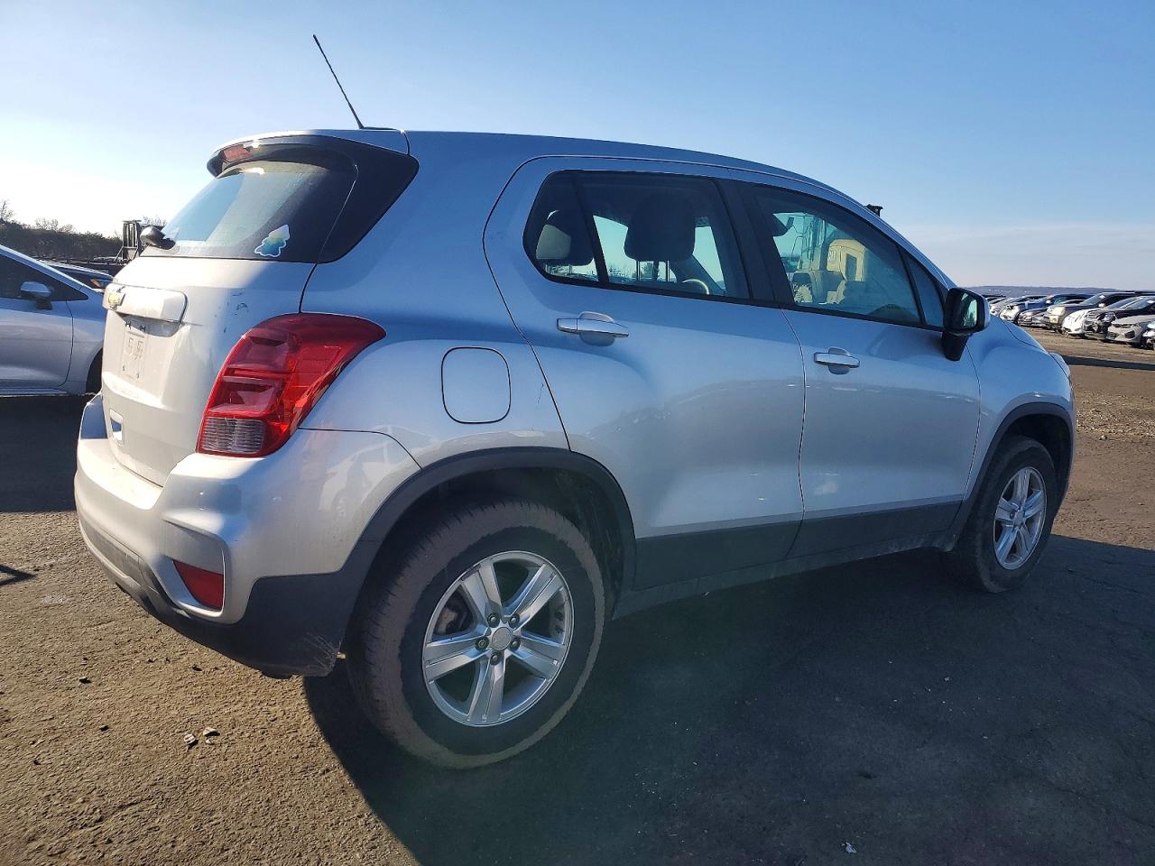 2018 CHEVROLET TRAX LS photo 3