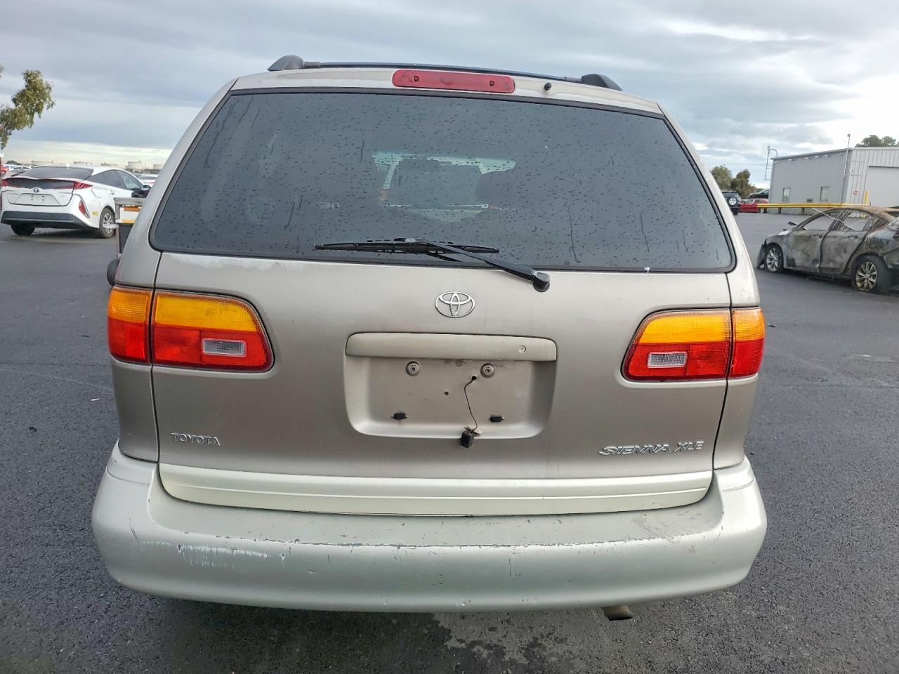 1998 TOYOTA SIENNA LE photo 11