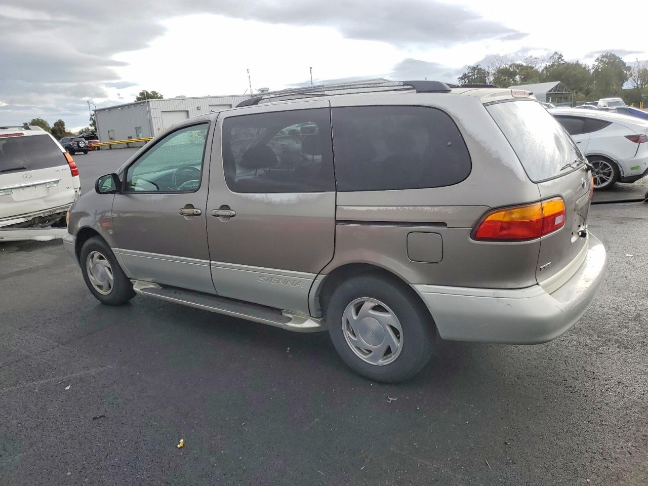 1998 TOYOTA SIENNA LE photo 3