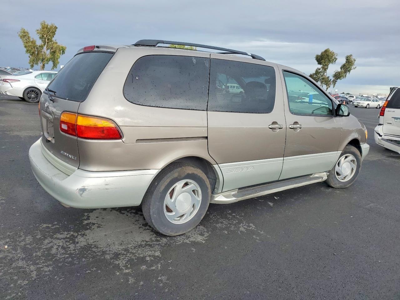 1998 TOYOTA SIENNA LE photo 5