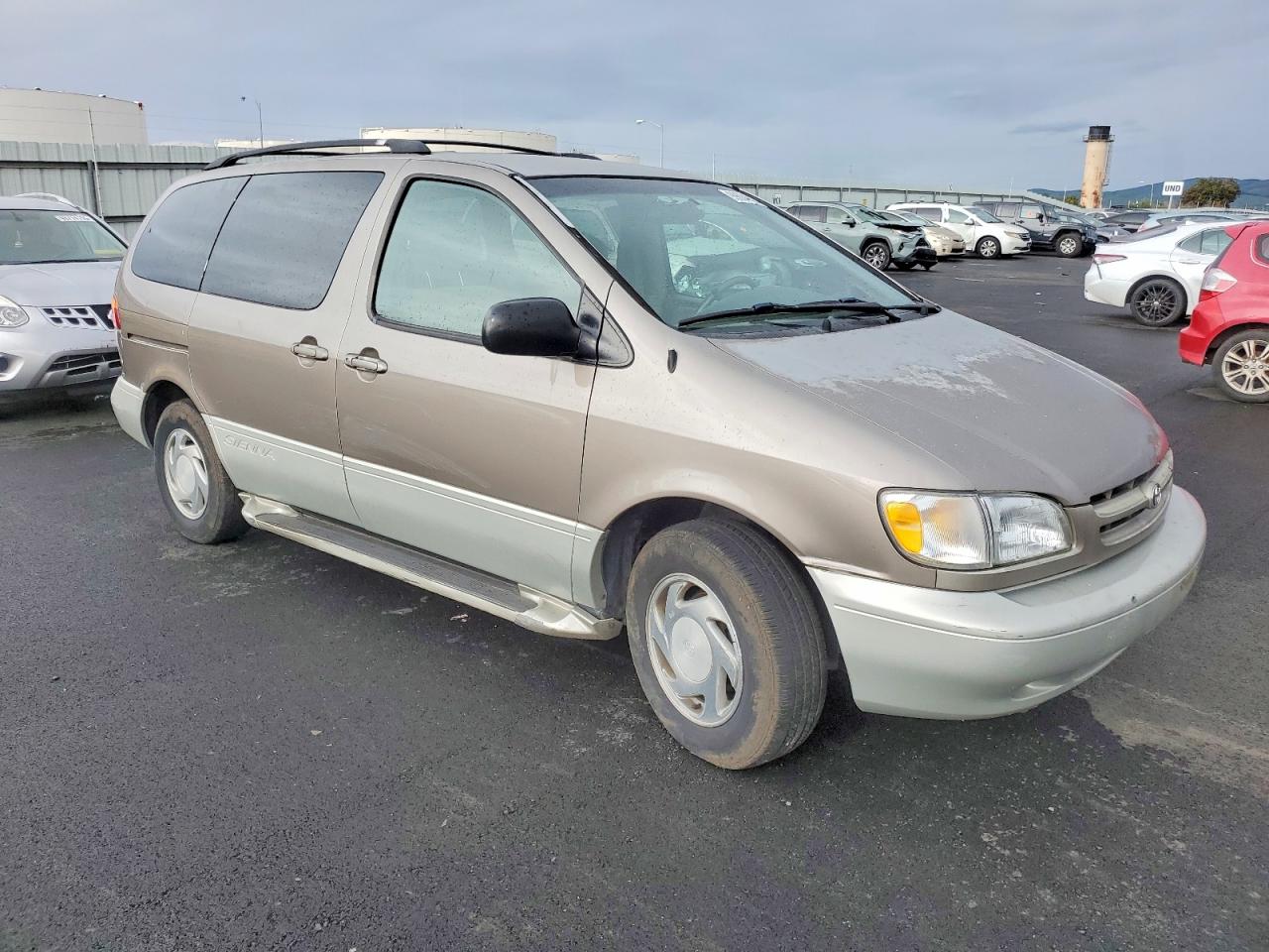 1998 TOYOTA SIENNA LE photo 7