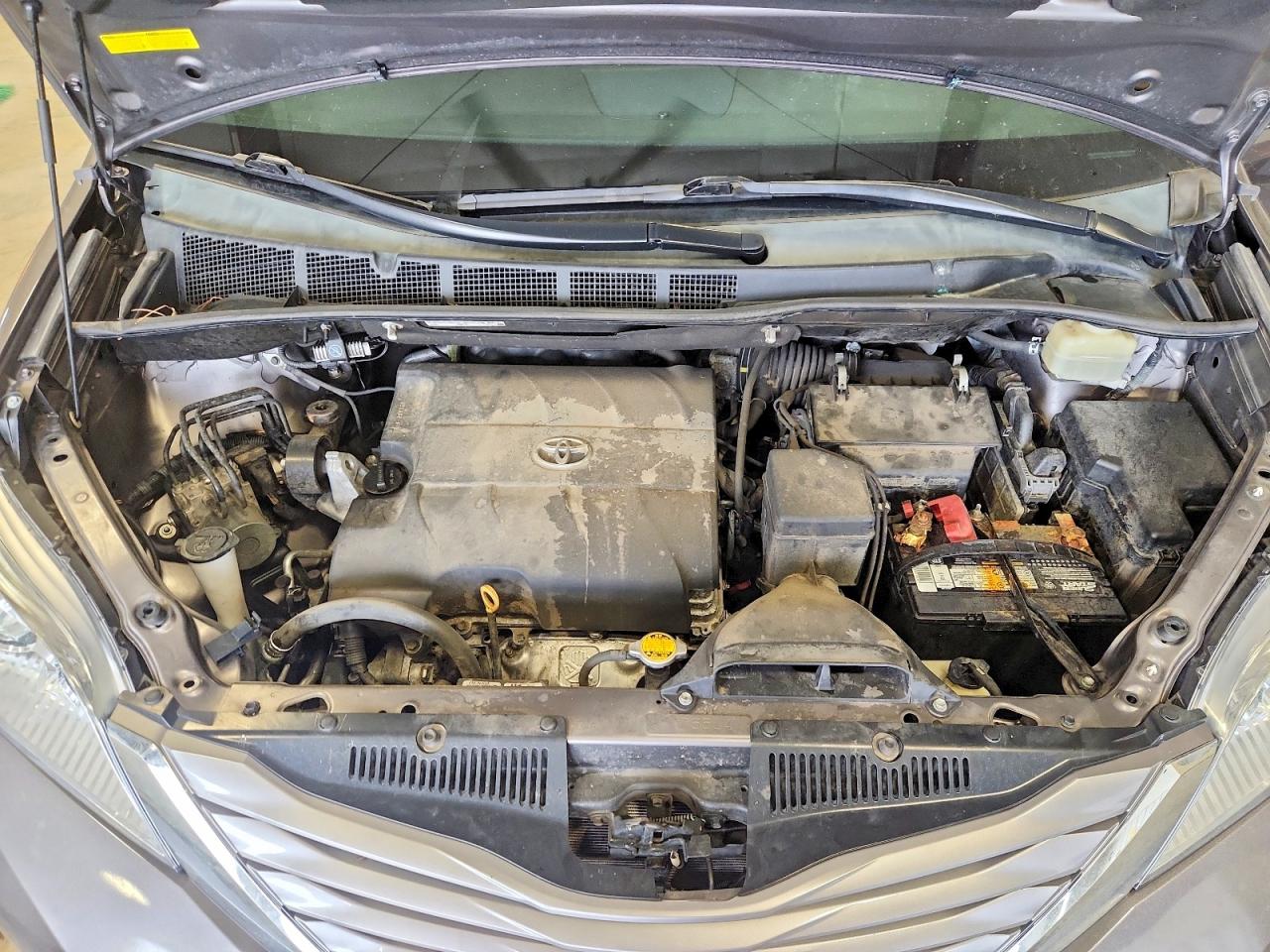 2016 TOYOTA SIENNA XLE photo 12