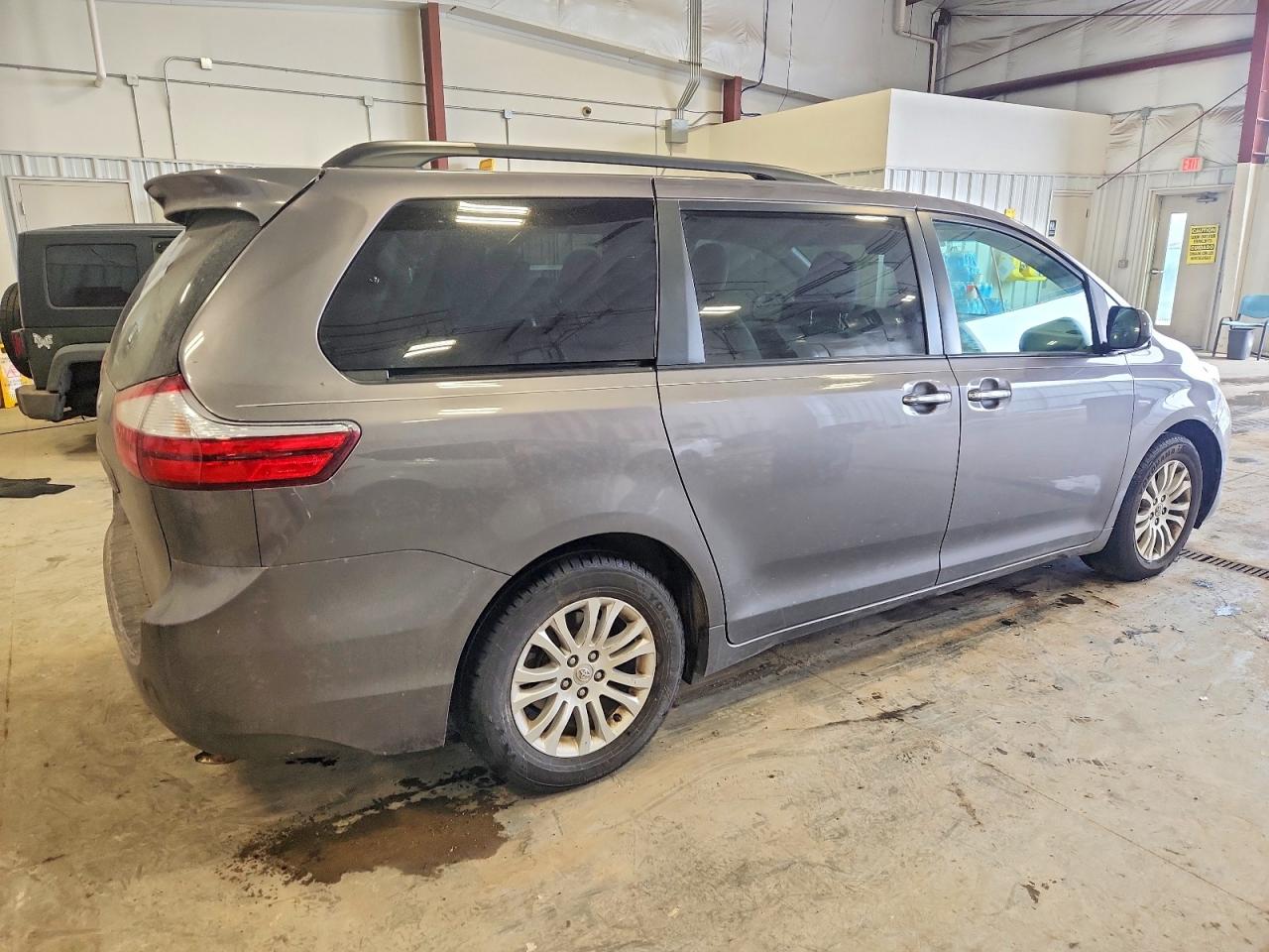 2016 TOYOTA SIENNA XLE photo 3