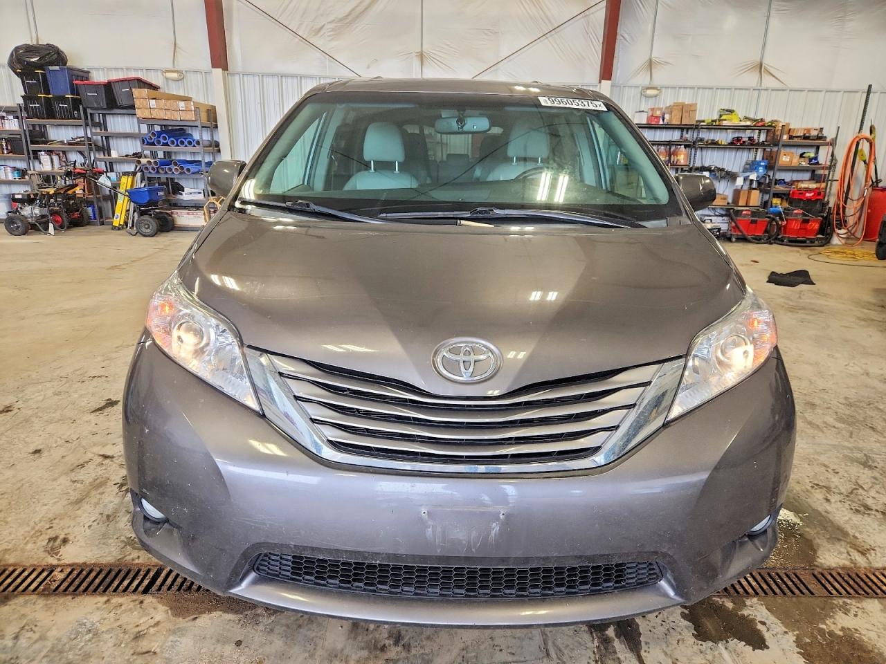 2016 TOYOTA SIENNA XLE photo 5