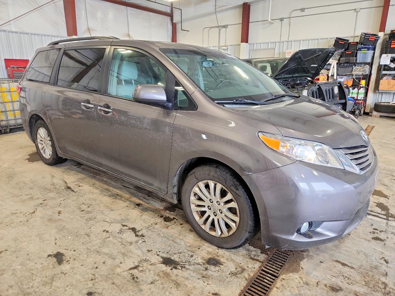 2016 TOYOTA SIENNA XLE photo 4