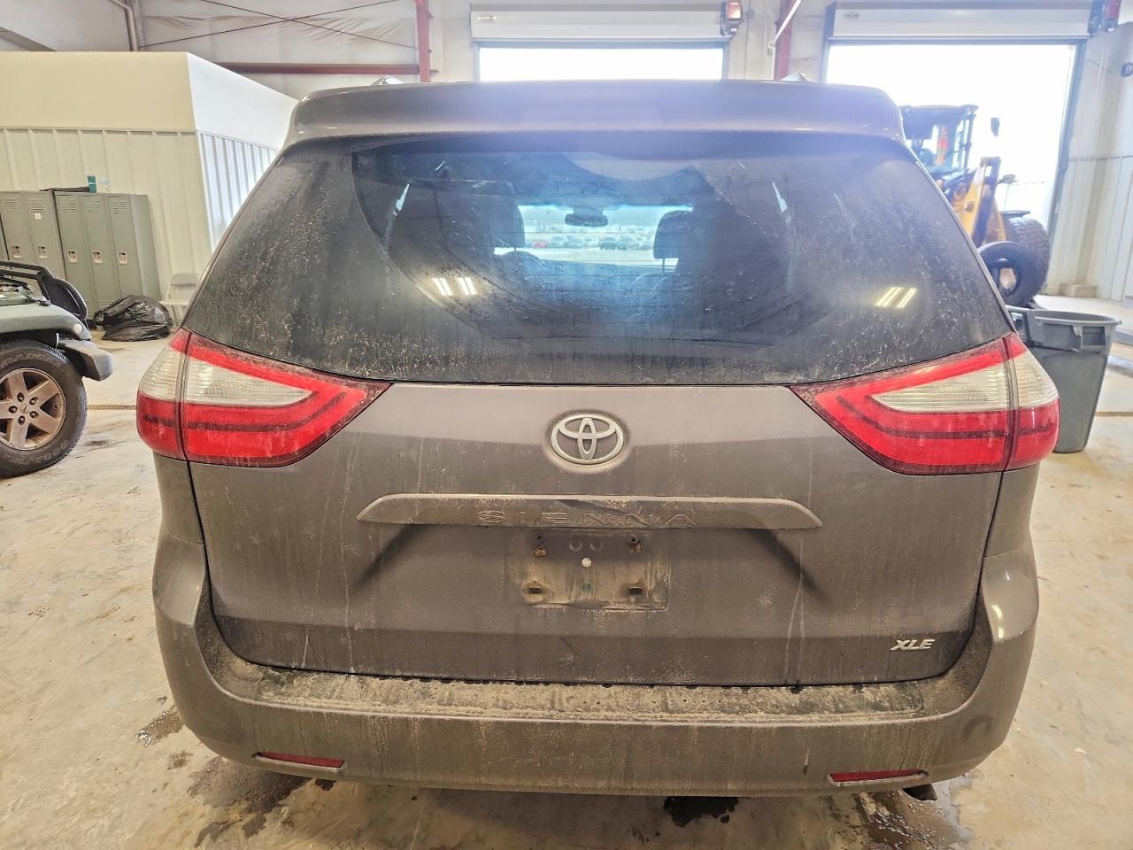 2016 TOYOTA SIENNA XLE photo 6