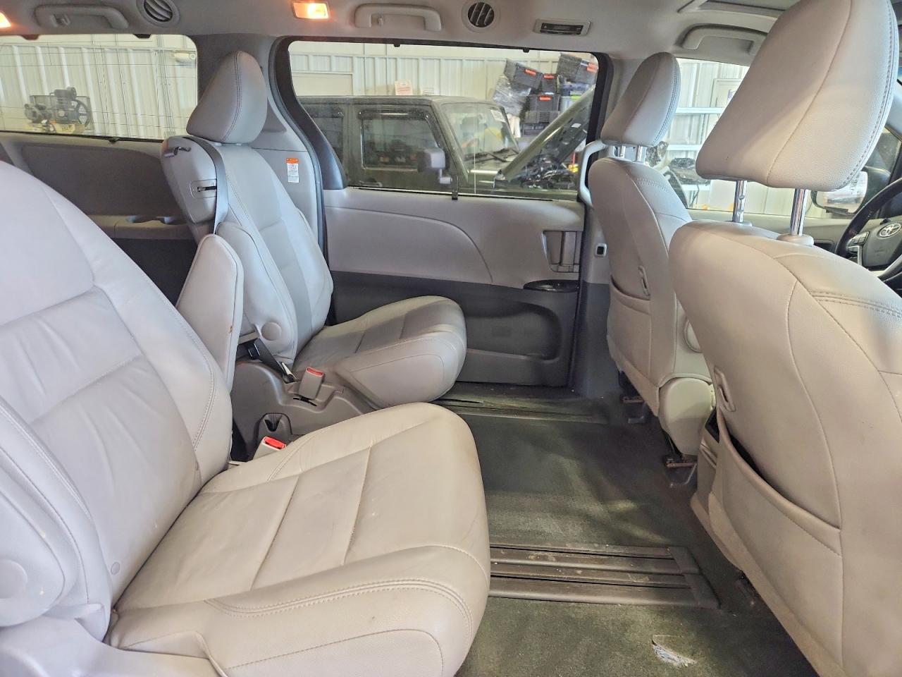 2016 TOYOTA SIENNA XLE photo 11
