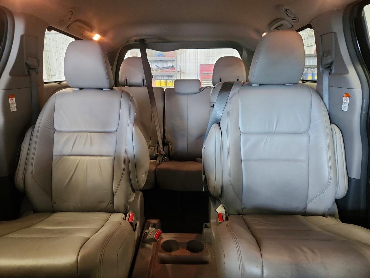 2016 TOYOTA SIENNA XLE photo 10