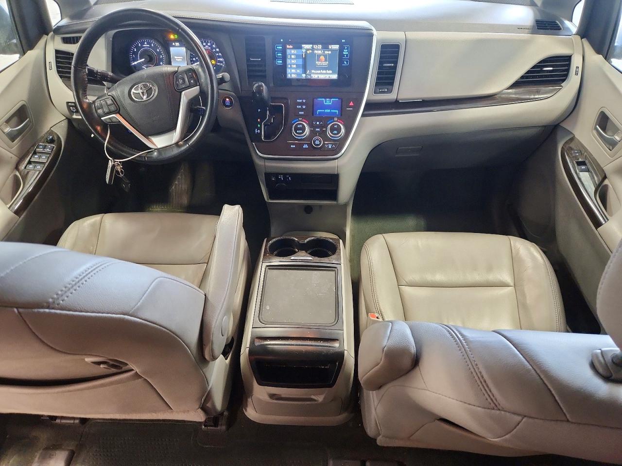 2016 TOYOTA SIENNA XLE photo 8