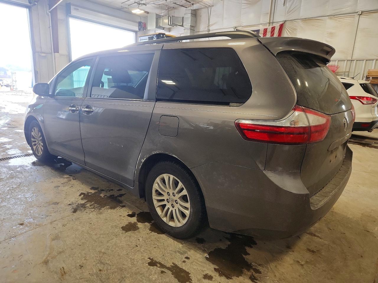 2016 TOYOTA SIENNA XLE photo 2