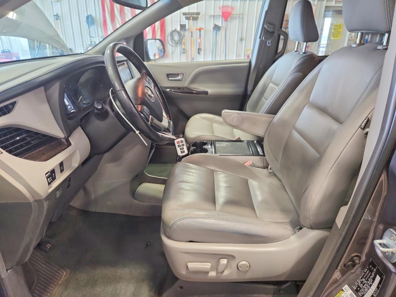 2016 TOYOTA SIENNA XLE photo 7