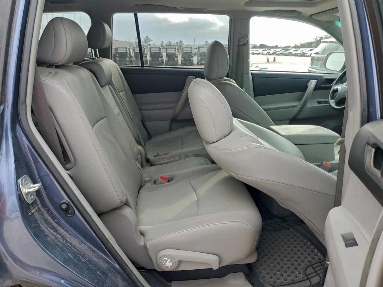 2013 TOYOTA HIGHLANDER BASE photo 11