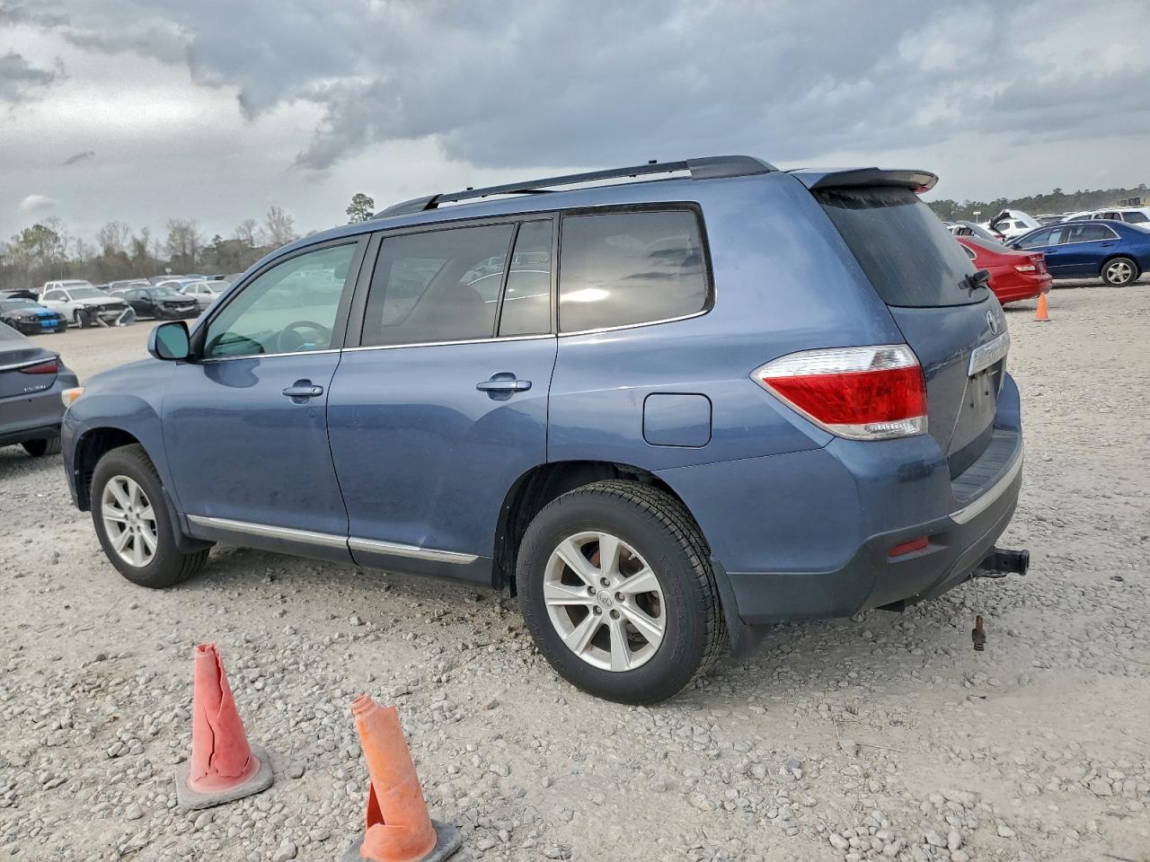 2013 TOYOTA HIGHLANDER BASE photo 2
