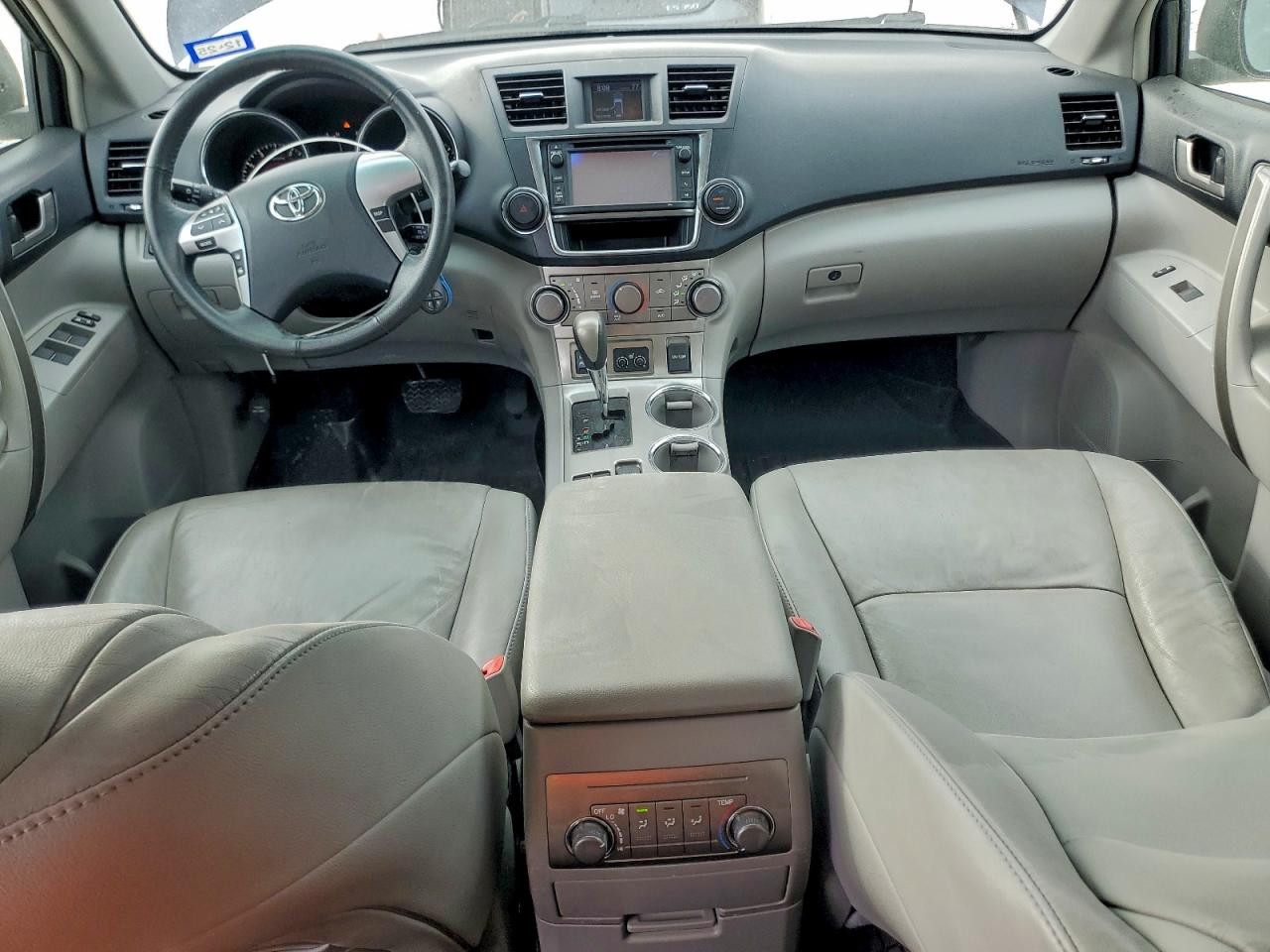 2013 TOYOTA HIGHLANDER BASE photo 8