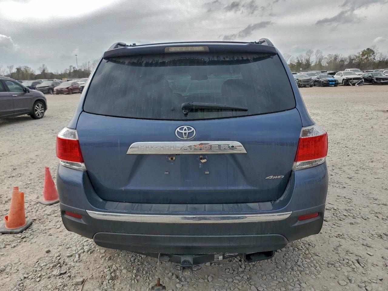 2013 TOYOTA HIGHLANDER BASE photo 6