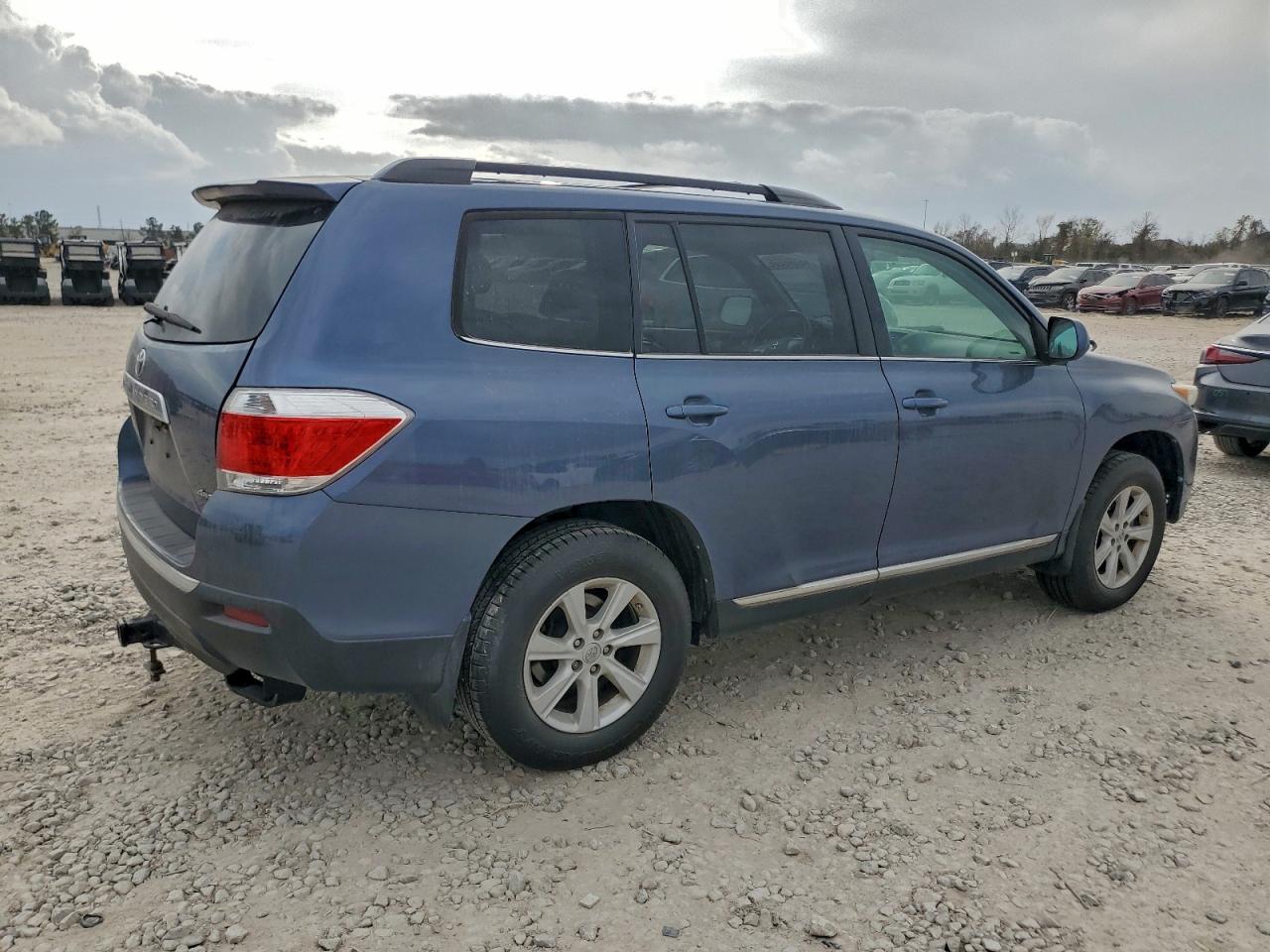 2013 TOYOTA HIGHLANDER BASE photo 3