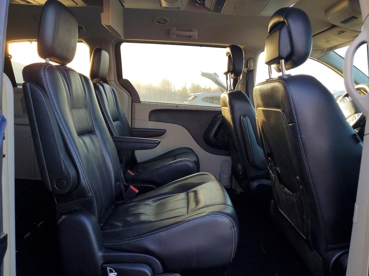 2015 CHRYSLER TOWN & COUNTRY TOURING photo 10