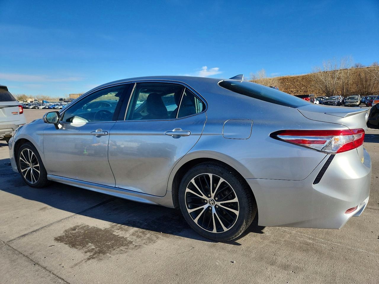 2020 TOYOTA CAMRY SE photo 2