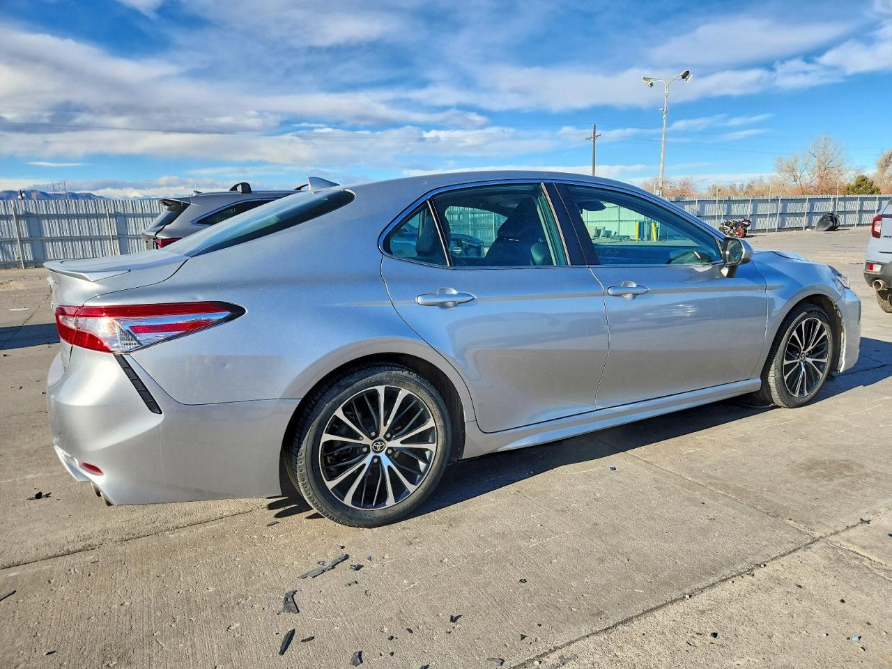 2020 TOYOTA CAMRY SE photo 3