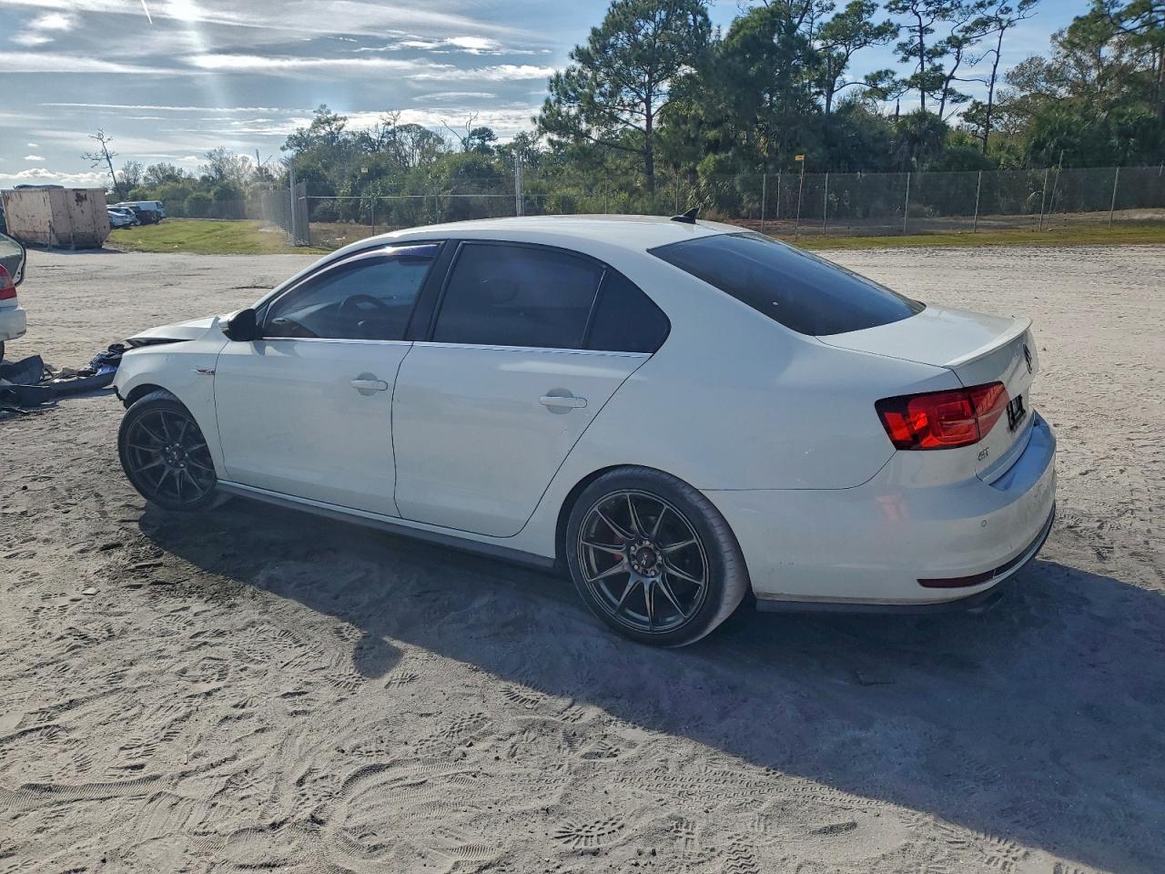 2017 VOLKSWAGEN JETTA GLI photo 2