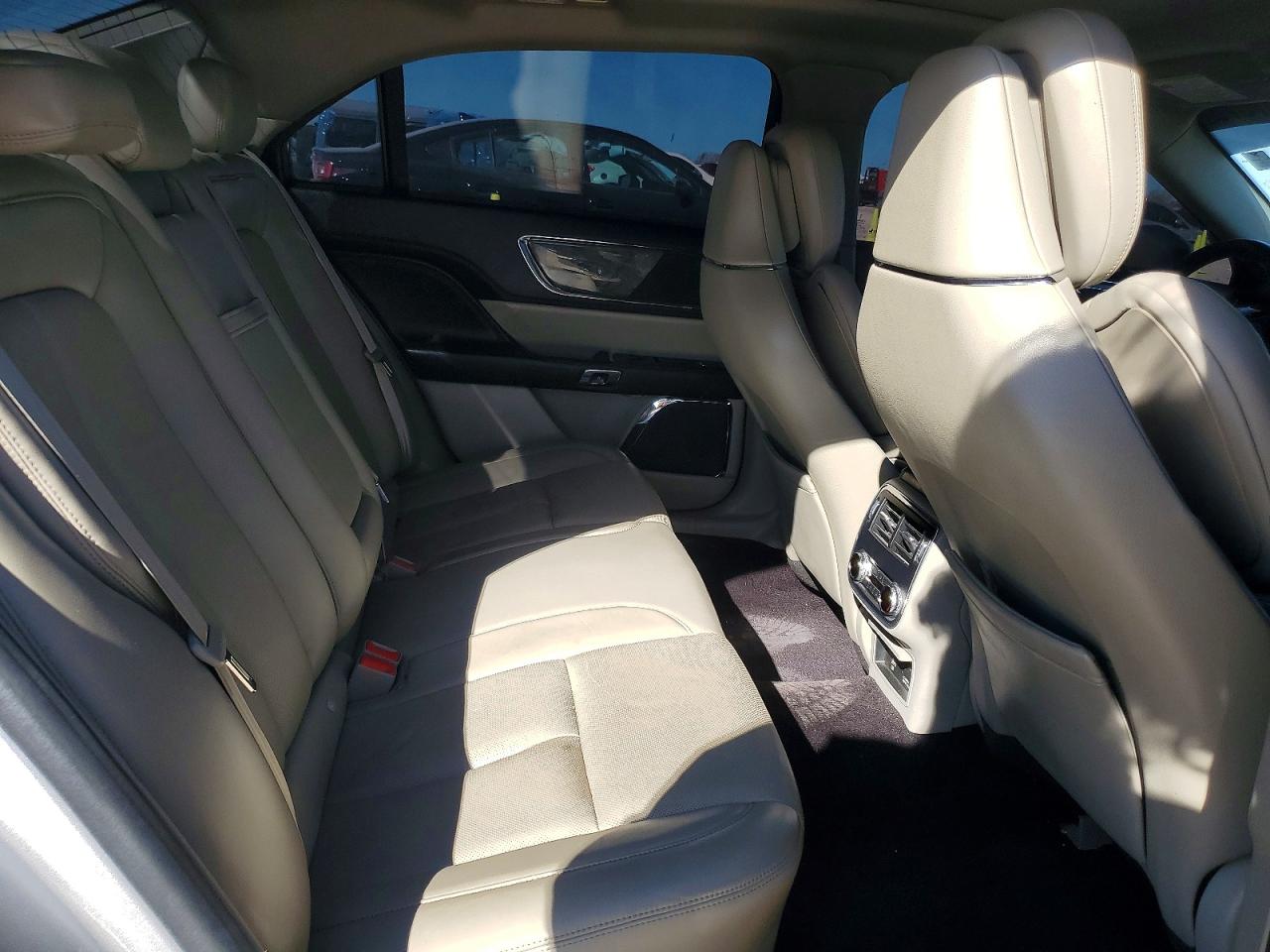 2017 LINCOLN CONTINENTAL RESERVE photo 10