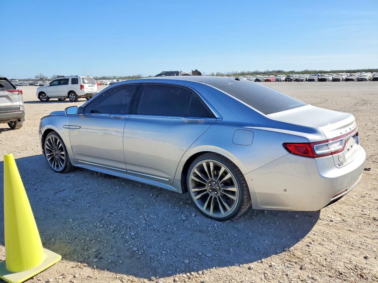 2017 LINCOLN CONTINENTAL RESERVE photo 2