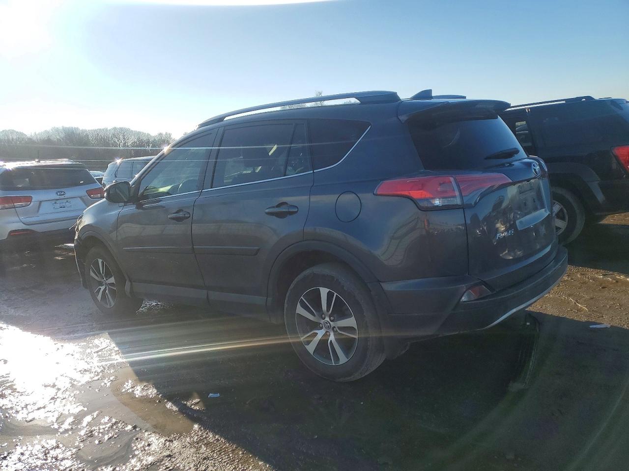 2017 TOYOTA RAV4 XLE photo 2