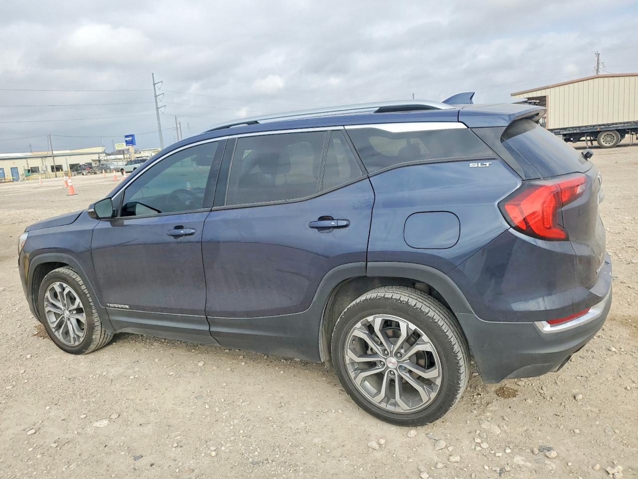 2018 GMC TERRAIN SLT photo 2