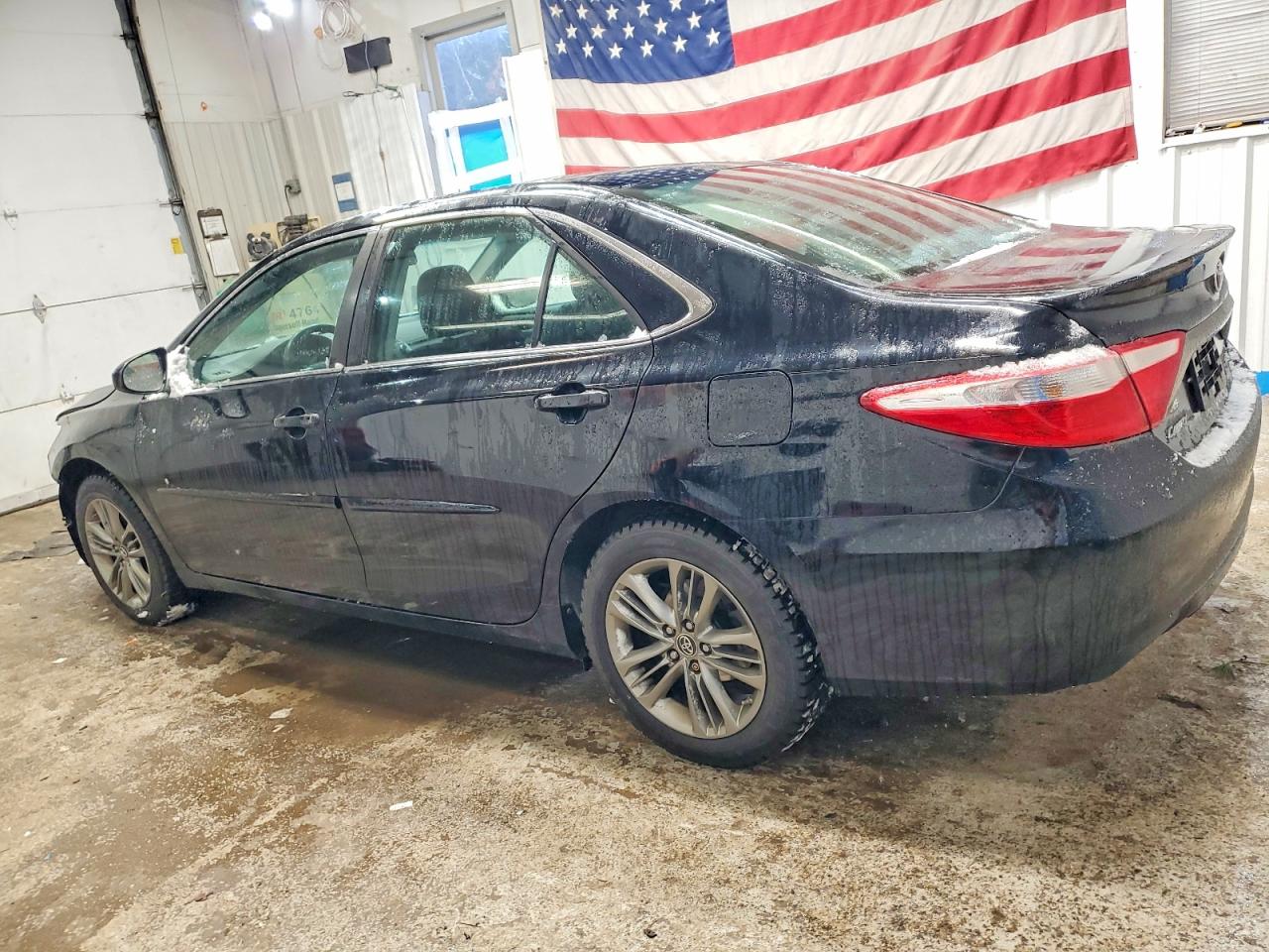 2015 TOYOTA CAMRY LE photo 2