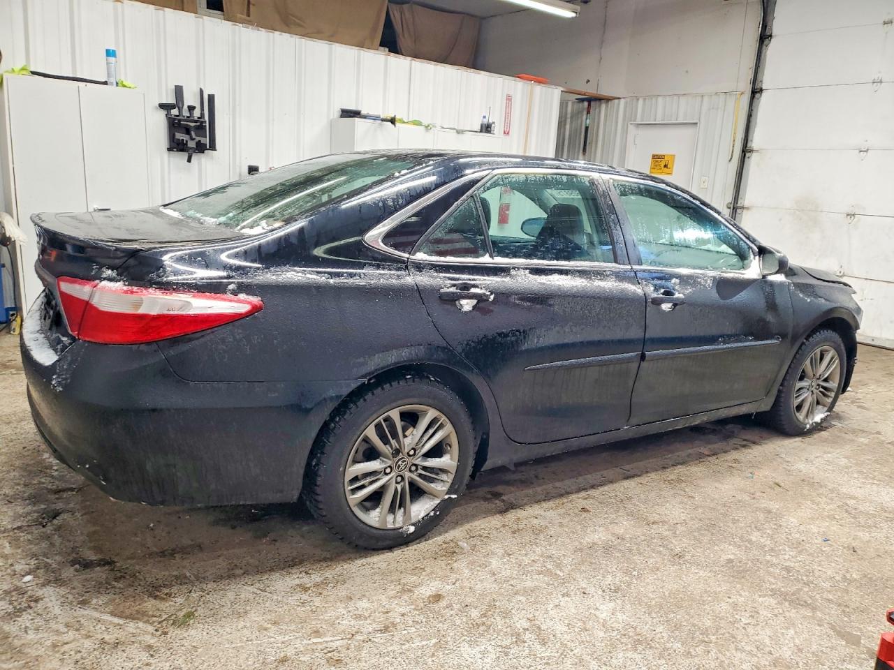 2015 TOYOTA CAMRY LE photo 3