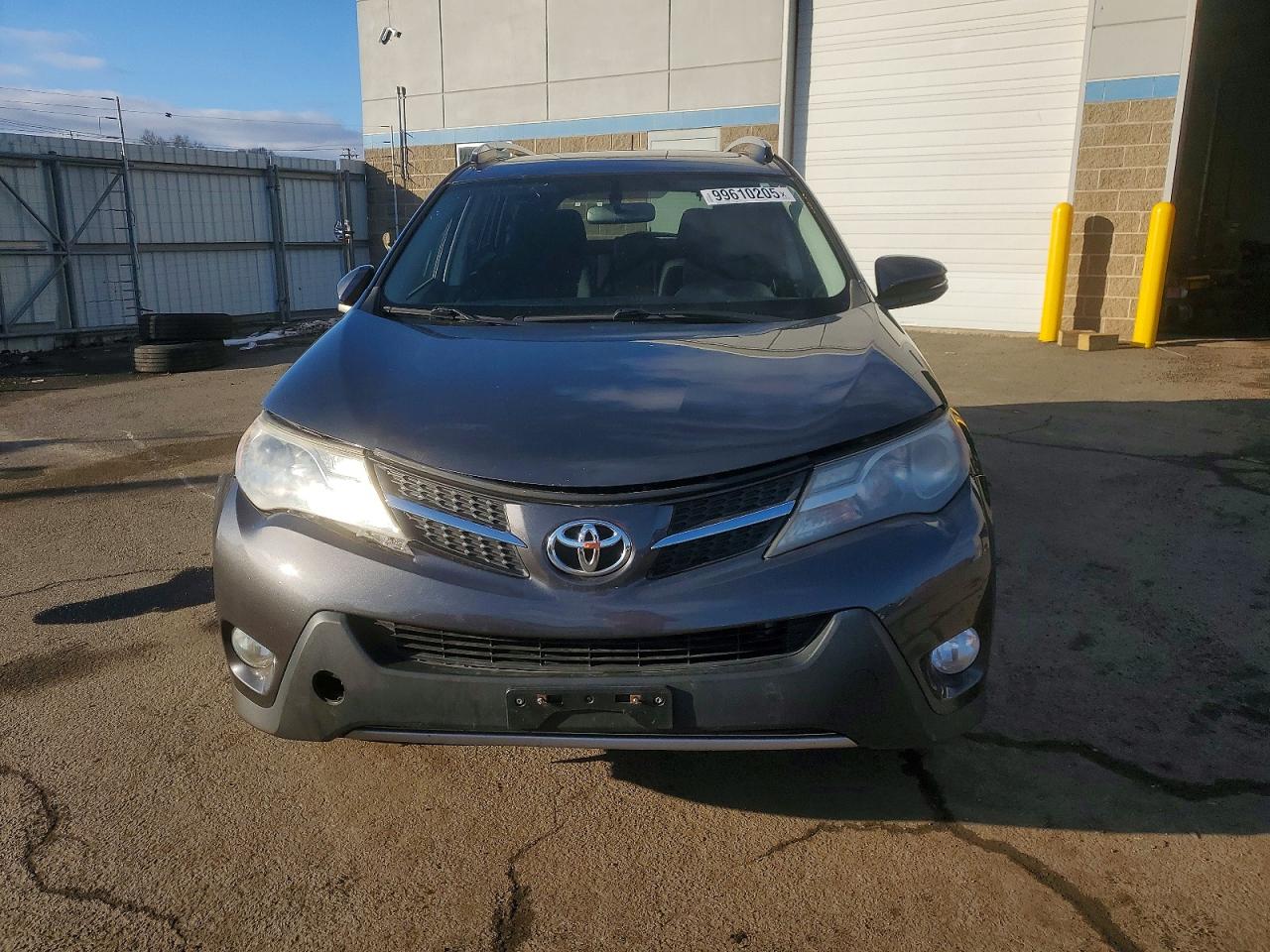 2015 TOYOTA RAV4 XLE photo 5